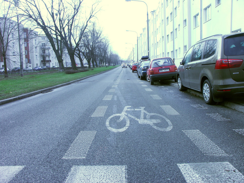 Pas dla rowerów… z przeszkodami dla samochodów