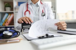 lekarze masowo przejdą z umów b2b na etaty? przez nowe przepisy szpitale boją się utraty wielu specjalistów