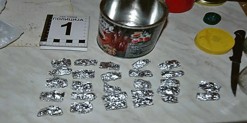 oko 90 grama narkotika 
bilo je spakovano u po paketićima od po gram