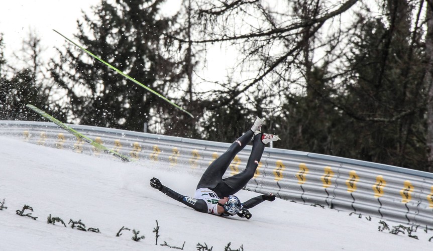 Koszmarny upadek Thomasa Morgensterna. Uderzył głową o zeskok