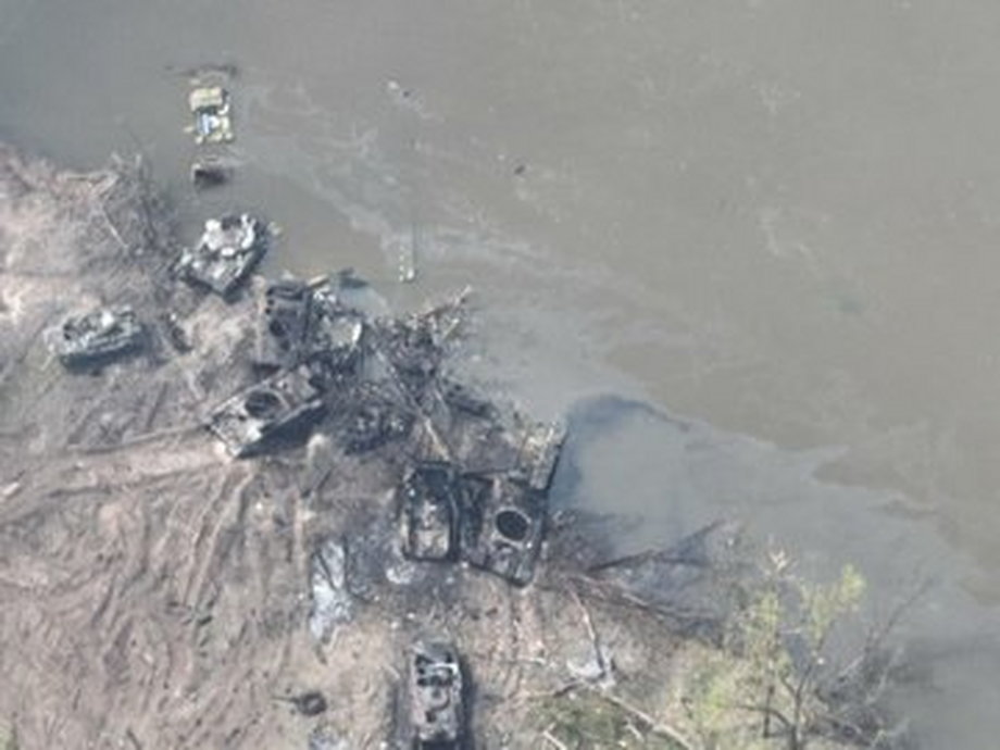 Na zdjęciu opublikowanym przez ukraińskie wojsko widać rozbite rosyjskie pojazdy pancerne na brzegu rzeki