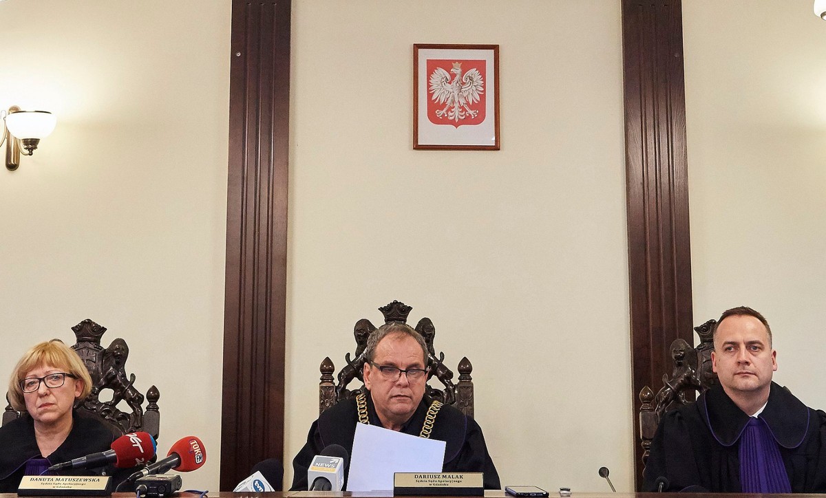 Sędziowie ogłaszają wyrok