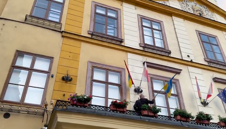 Posłowie zamienili flagi ukraińskie na polskie. Burmistrzyni zarzuca im kradzież