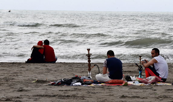 Irańscy turyści odpoczywający na plaży w pobliżu miasta Abbas-Abad, w prowincji Mazandaran nad Morzem Kaspijskim, w północnym Iranie, 19 lipca 2015 r.