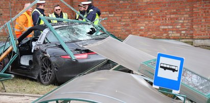 Porsche ścięło przystanek. Chwilę wcześniej ludzie czekali tu na autobus. FILM