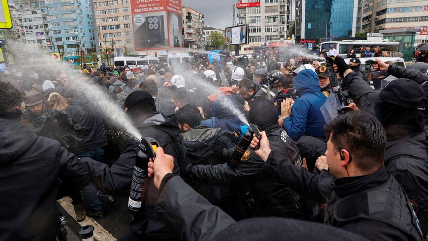Policija koristi biber sprej kako bi rasterala demonstrante, dok okupljeni pokušavaju da se probiju ka trgu Taksim u Istanbulu | Foto: Reuters