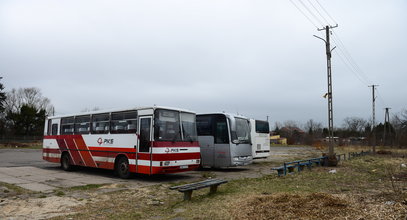 Niedosłysząca 13-latka nie została wypuszczona na swoim przystanku. Kierowca PKS zostawił ją w szczerym polu