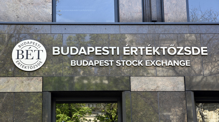 A Budapesti Értéktőzsde (BÉT) felirata a Bank Center Irodaház falán a főváros V. kerületében, a Szabadság téren / Fotó: MTVA/Bizományosi: Róka László