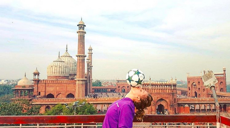 A labda Indiában is gömbölyű volt – Kitti
a helyieknek is
megmutatta, milyen látványos trükkökre képes