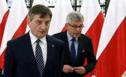 Głosowań na "dwie ręce" było więcej? PO pyta o 19 posłów PiS. Marszałek nie chce wydać opozycji nagrań