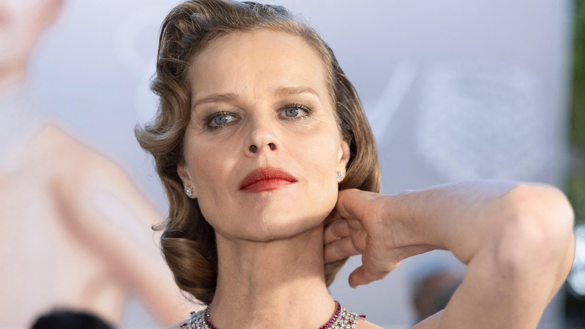 Eva Hercigova blistala u Kanu u Armanijevoj vintidž kreaciji, a poglede ukrala i skupocena ogrlica