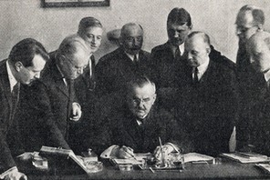 Władysław Grabski (siedzi) w otoczeniu współpracowników z Ministerstwa Skarbu. Zdjęcie z 1924 r.