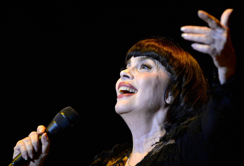 Francuzi lubią żartować, że Mireille Mathieu ma głos jak Edith Piaf, grzywkę jak Beatlesi, a niemodna była już wtedy, gdy zaczynała karierę. Co nie zmienia faktu, że traktują ją jak swój skarb narodowy. Symbol i ambasadorkę francuskiej kultury, choć nie wolną od wpadek (takich jak śpiewanie dla Putina w namiocie Kadafiego na Kremlu).