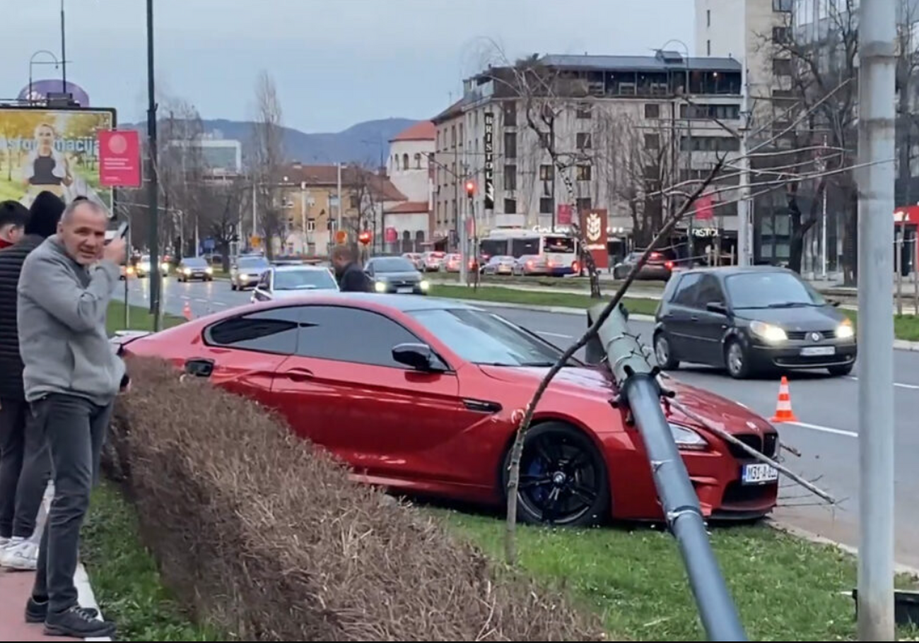 POJAVIO SE SNIMAK Ovako je bahati vozač slupao "BMW" u Sarajevu, JURIO KAO METAK! (VIDEO)