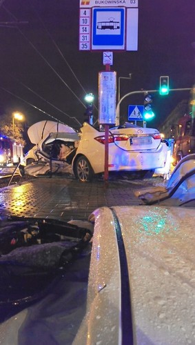 Poseł PiS Zbigniew Girzyński miał wypadek. Na zdjęciu rozbita toyota polityka