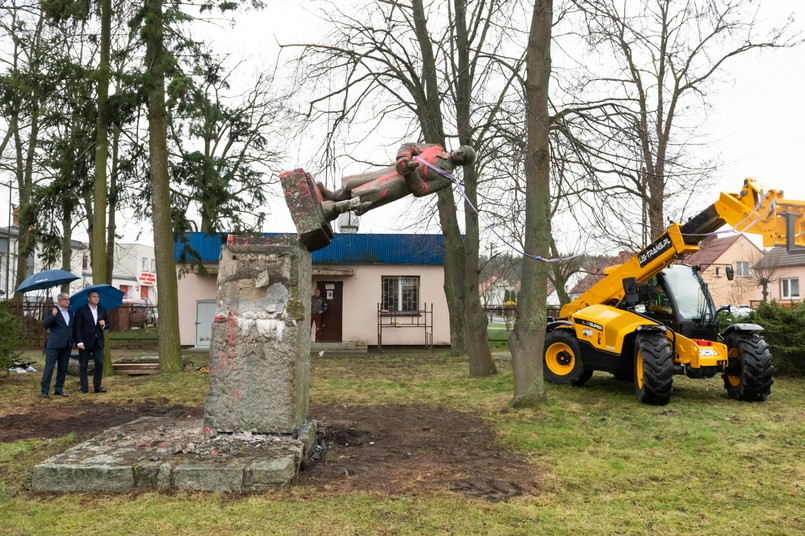 Demontaż pomnika czerwonoarmisty w Siedlcu