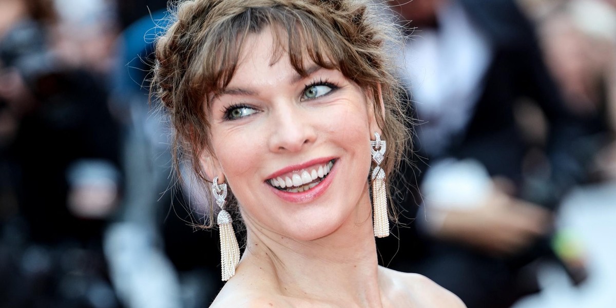 Córka Mili Jovovich na czerwonym dywanie. Jest wyjątkowo podobna do mamy.