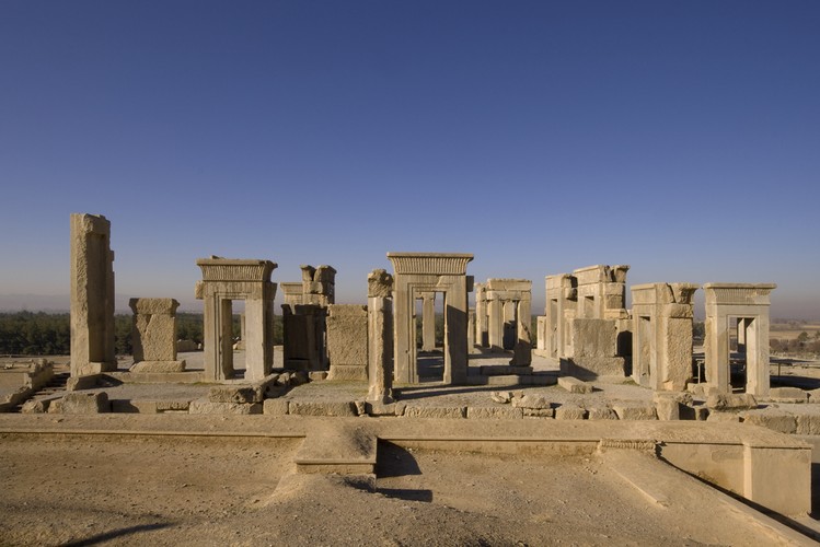 Persepolis - miasto w starożytnej Persji, założone przez Dariusza I w 518 p.n.e., rozbudowane przez Kserksesa i kolejnych władców z dynastii Achemenidów. Ruiny miasta znajdują się ok. 70 km na północ od Sziraz. Miasto w czasach Achemenidów pełniło funkcję jednej z czterech stolic imperium perskiego (obok Suzy, Ekbatany i Pasargadów) i służyło jako ceremonialna stolica państwa. Zamieszkiwano je tylko wiosną i jesienią (lato spędzano w Ekbatanie, a zimy w Suzie).