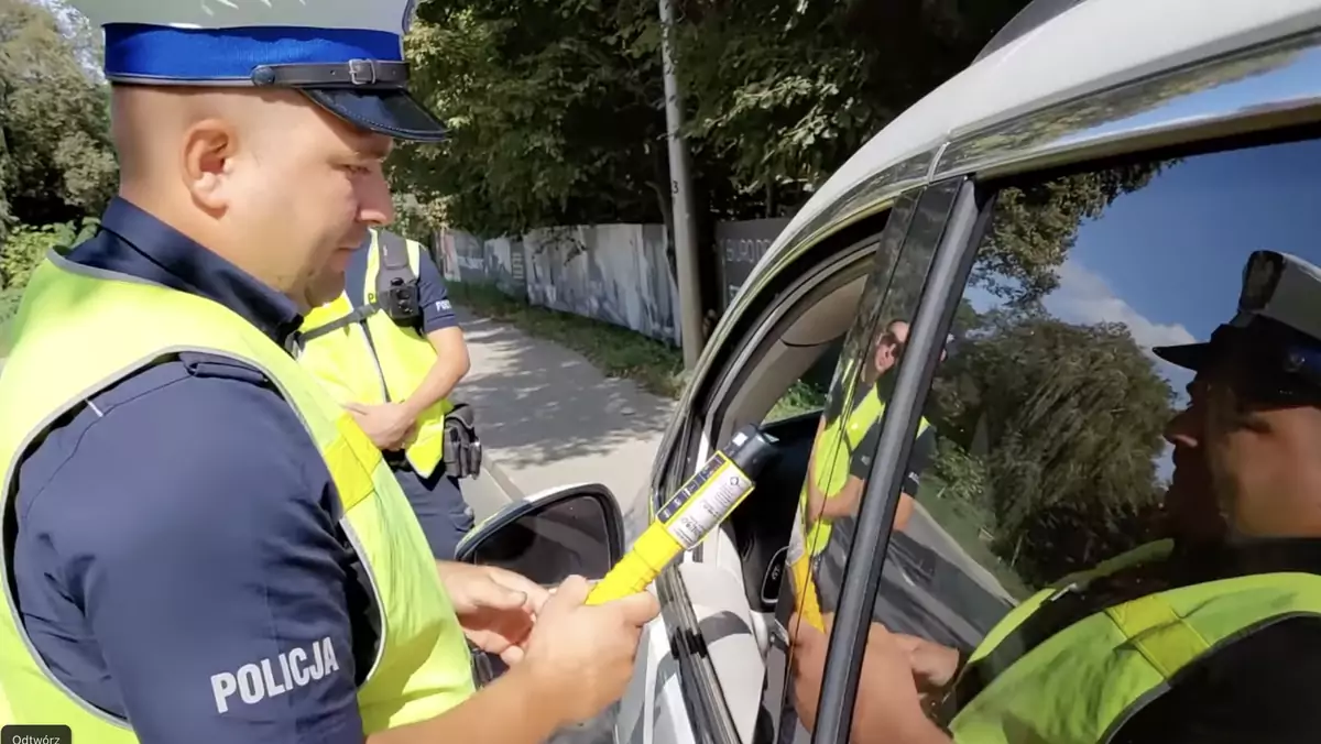 Policjanci lubelskiej drogówki podczas kontroli trzeźwości kierowców
