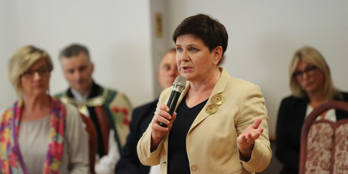 Niewygodne pytania do Szydło: za co pani płacą?