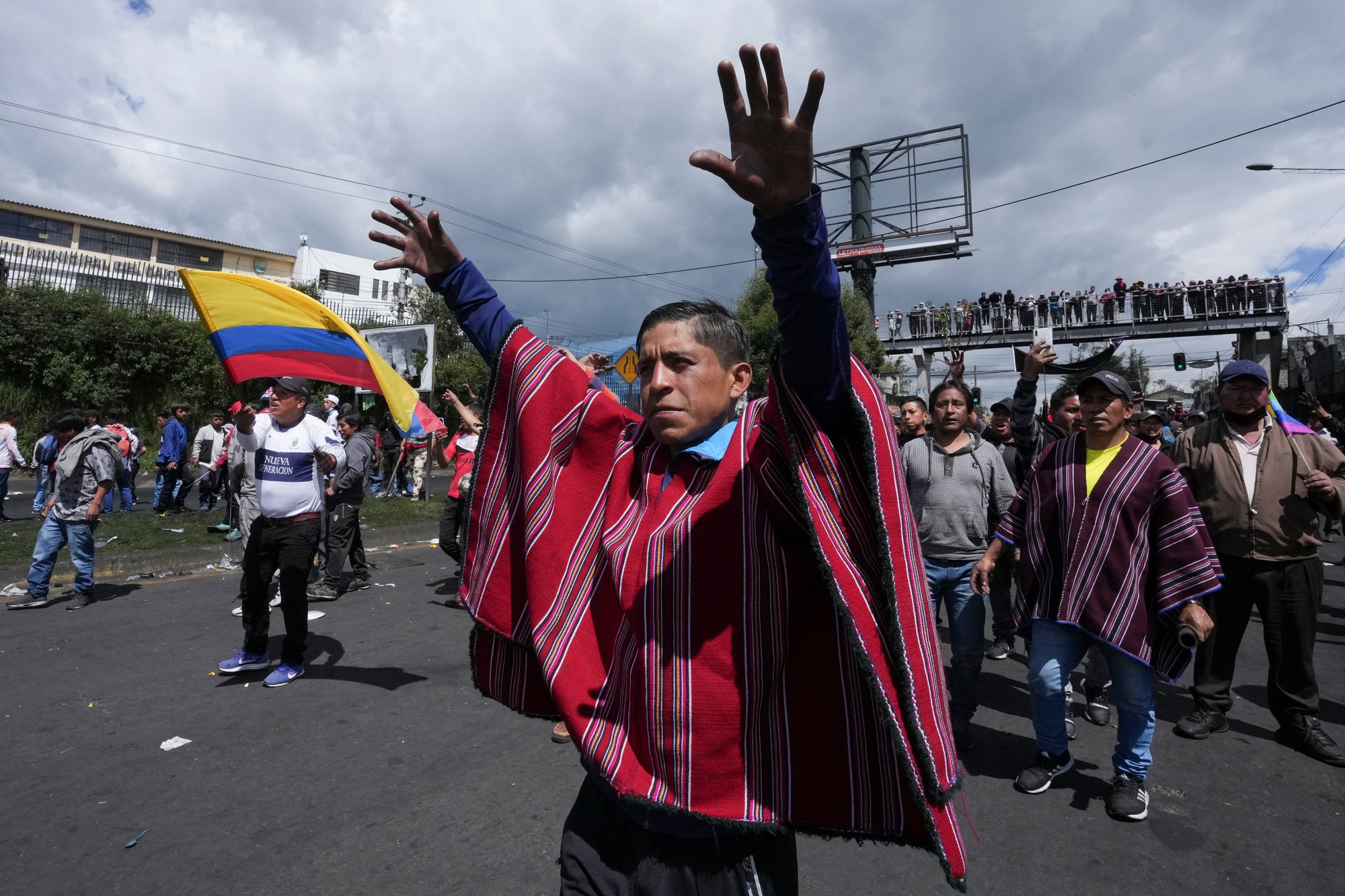 Demonštranti protestujú proti vláde v ekvádorskej metropole Quito.