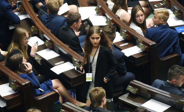 Posiedzenia Sejmu Dzieci i Młodzieży - wzorowane na procedurach obowiązujących w prawdziwym parlamencie - są organizowane w budynku Sejmu od 1994 r.