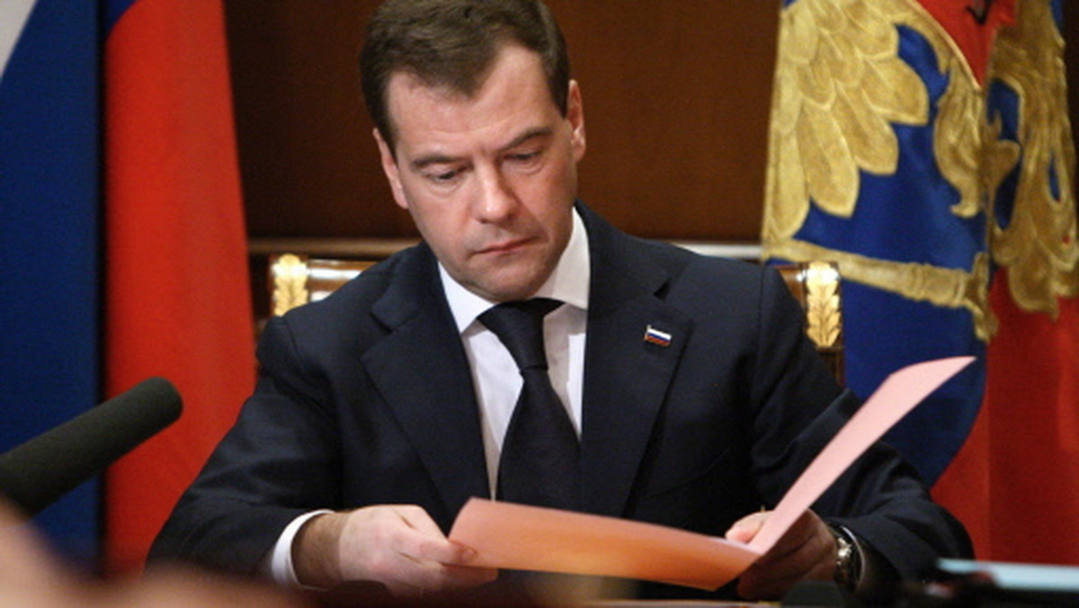 Prezydent Dmitrij Miedwiediew ogłosił 12 kwietnia dniem żałoby narodowej w Rosji w związku z katastrofą lotniczą koło Smoleńska. Prezydent poinformował o tym osobiście w odezwie do narodu polskiego.