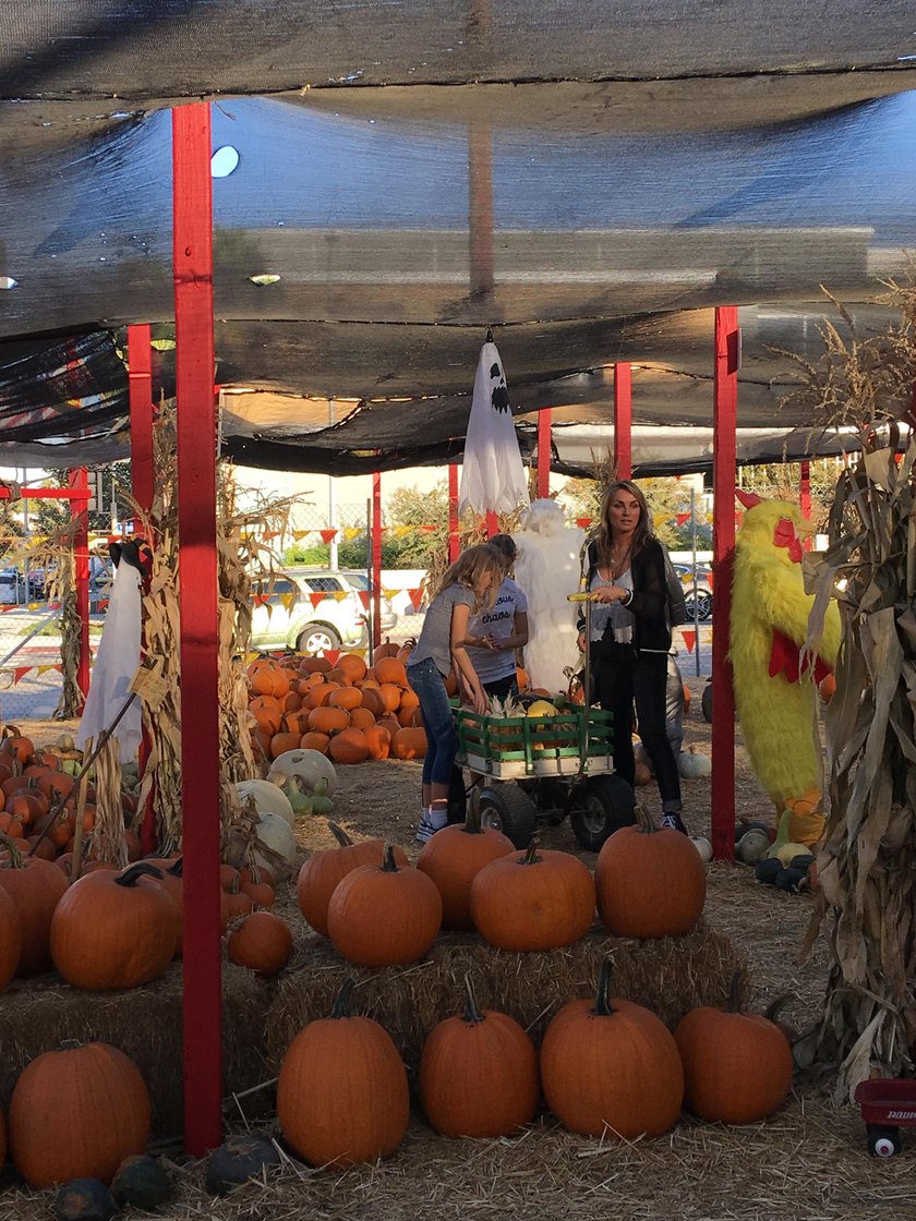 Eva Halina Rich i jej 11-letnie bliźniaczki Daisy i Lilly przygotowują się do Halloween