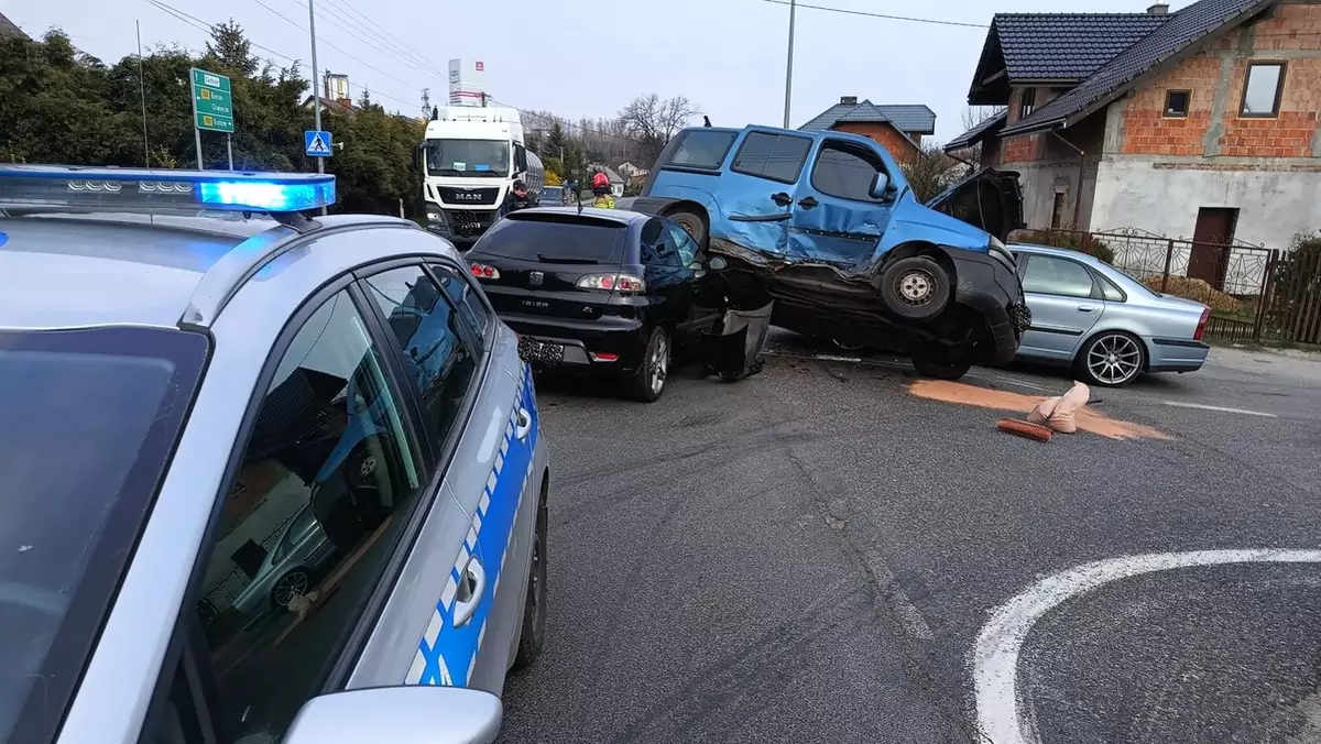 Kierowca Fiata wymusił pierwszeństwo i doprowadził do kolizji z dwoma innymi autami