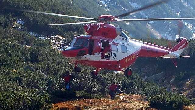 Ratownicy TOPR zabierają rannego turystę z Doliny Pięciu Stawów, wrzesień 2007 r.