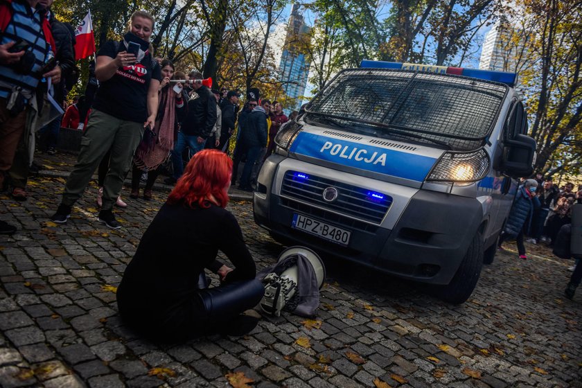 Protest przeciwko ograniczeniom związanym z koronawirusem