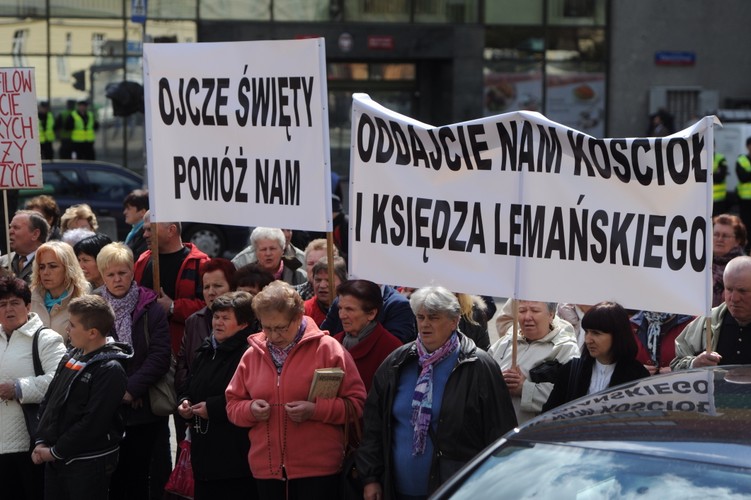 Protest parafian w obronie księdza Lemańskiego