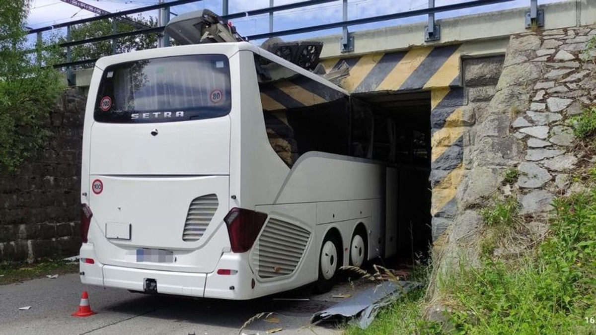 autobus udario u podvožnjak