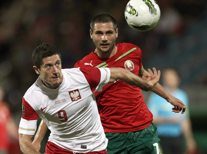 Robert Lewandowski walczy o piłkę