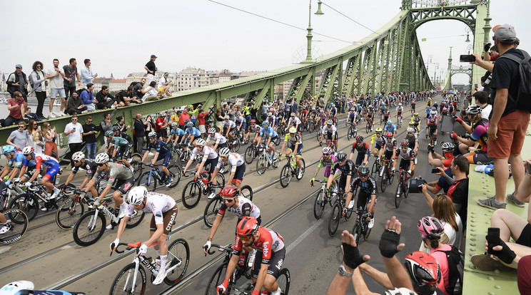 A Giro d'Italia országúti kerékpáros körverseny Budapest és Visegrád közötti 195 kilométeres nyitóetapjának mezőnye a Szabadság hídon 