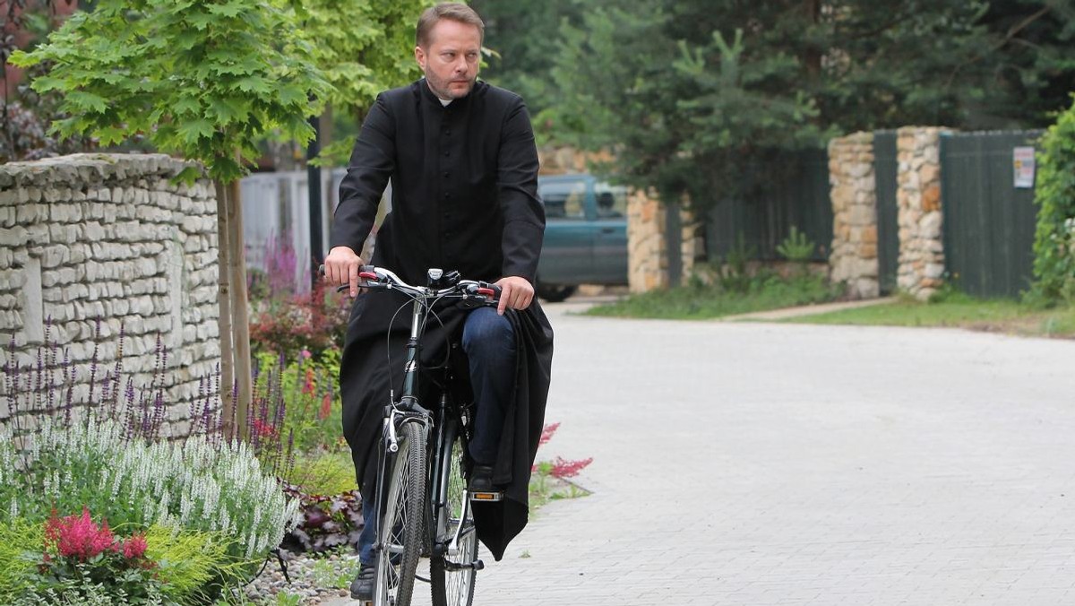 240 odcinek "Ojca Mateusza" wzbudził wielkie kontrowersje, zanim został wyemitowany. Miał w nim się pojawić wątek uchodźcy-muzułmanina, który zdetonuje bombę w pobliżu placu zabaw. Udziału w odcinku odmówił aktor Mikołaj Woubishet z powodu "bazowania na bolesnym stereotypie złego muzułmańskiego uchodźcy". Jak w rzeczywistości wyglądał szumnie zapowiadany odcinek?