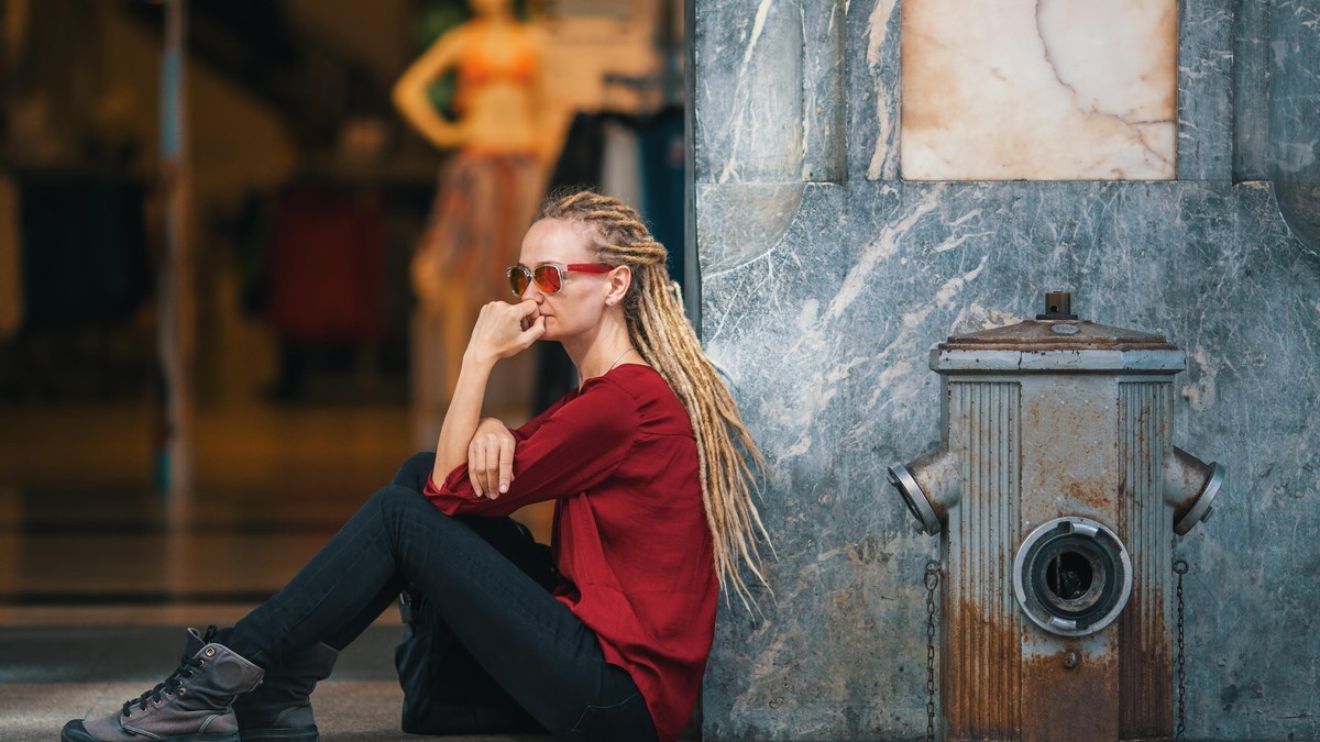 Mladi ljudi na ulici - ilustracija