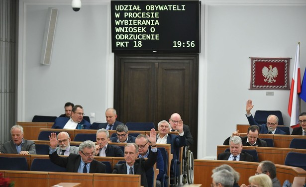 Za przyjęciem noweli wraz z poprawkami głosowało 60 senatorów, przeciw było 21, a jeden wstrzymał się od głosu.