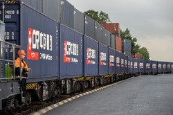 Rekordowo długi pociąg z Chin zmierza do Polski. "Nasze służby są gotowe"