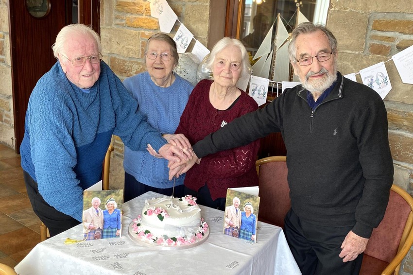 Lesli, Vajolet, Telma, i Tomi su zajedno proslavili veliku godišnjicu | Foto: Evie McGowan