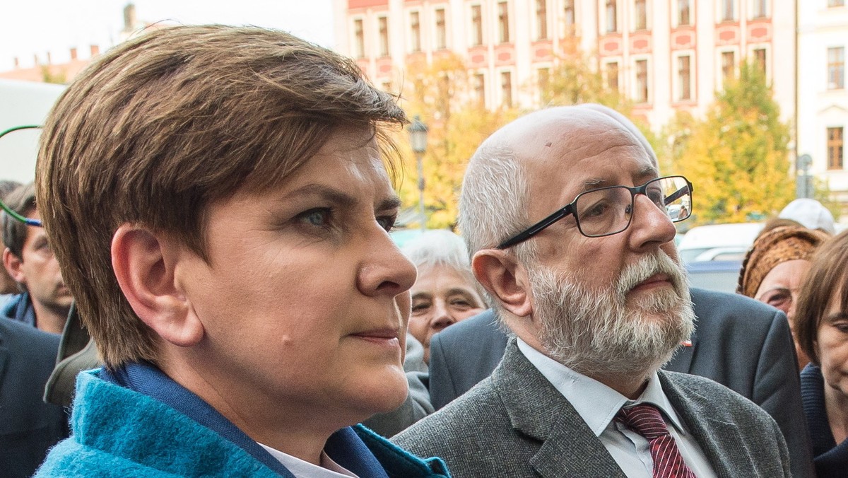 Jarosław Gowin jest najbardziej prawdopodobnym kandydatem na ministra obrony w rządzie PiS - oświadczyła dziś kandydatka tej partii na premiera Beata Szydło.