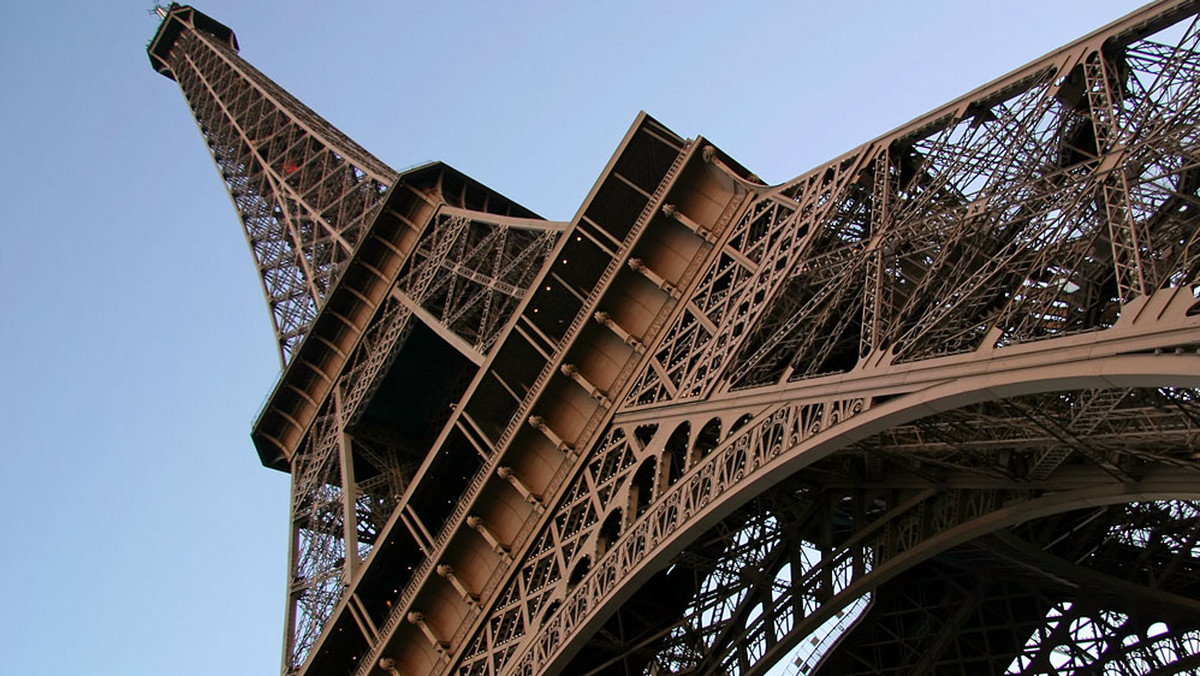 W Paryżu uruchomiono ponownie - po kilku latach przerwy - lodowisko na pierwszym poziomie wieży Eiffela. Jest to najwyżej położona we Francji ślizgawka, wyposażona tym razem w atrakcyjne efekty świetlne.