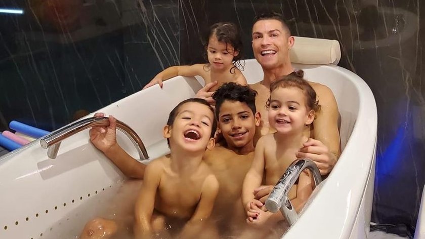 Cristiano Ronaldo z dziećmi 