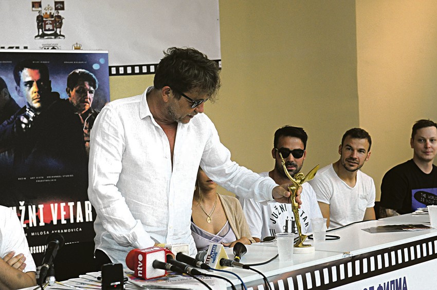 Bjelogrliću je uručena replika nagrade "Gran pri Naisa" koju je osvojio 2001 i izgubio prilikom selidbe