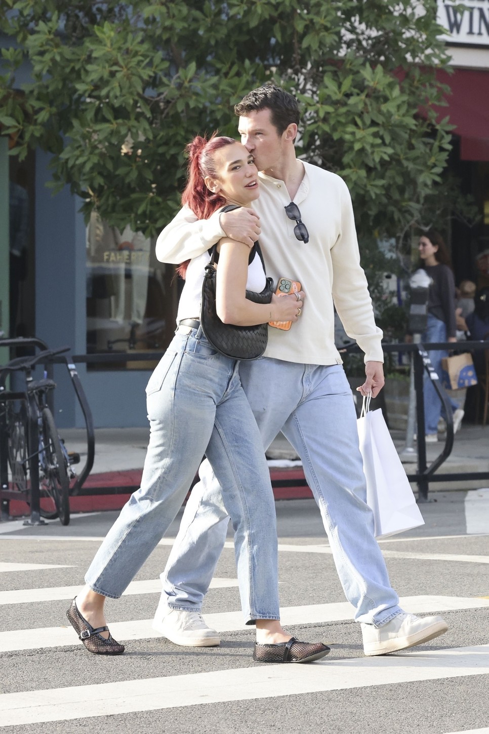 Dua Lipa és Callum Turner, a divatos duó