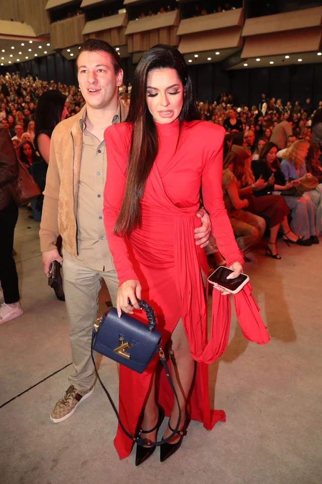 PRIJA, TANJA I ANĐELA KAO NA MODNOJ REVIJI: Koncert Magla benda vrvi od poznatih! (Galerija fotografija)