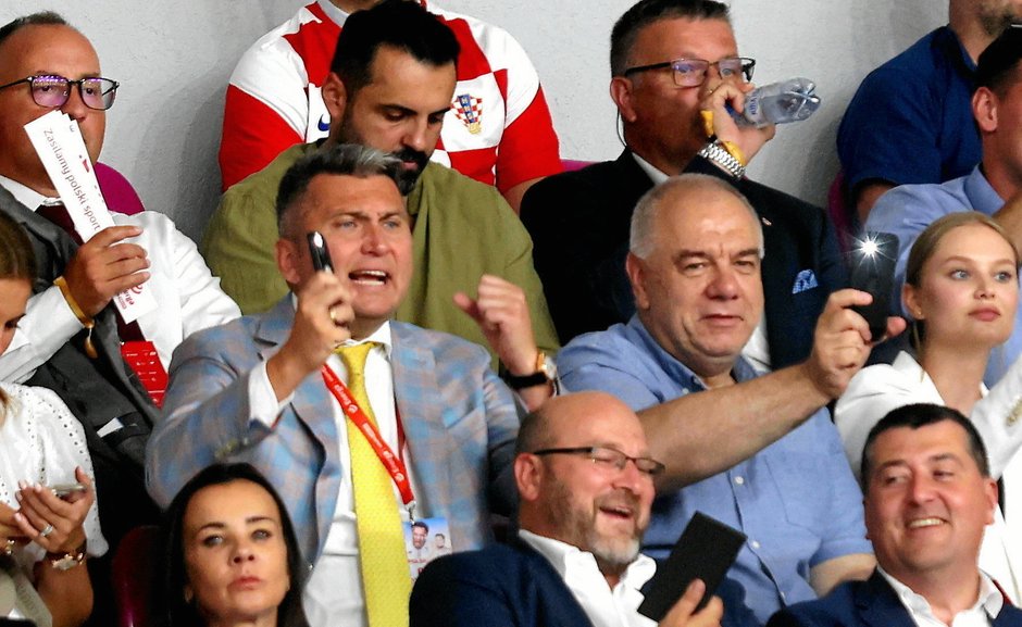 Hala Torwar. Radosław Piesiewicz i Jacek Sasin podczas meczu preeliminacji do Mistrzostw Europy w koszykówce mężczyzn Polska-Chorwacja. 25 sierpnia 2022 r.