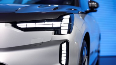 nówki zalegają w salonach latami. zniżki sięgają nawet 170 tys. zł