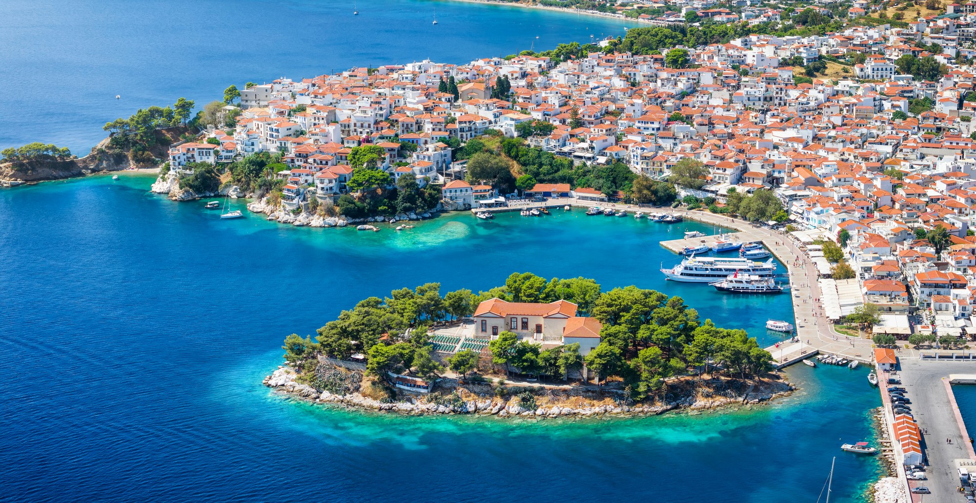 Malebný ostrov Skiathos v Egejskom mori (ilustračné foto).