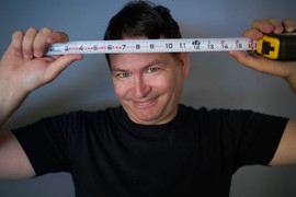 On je muškarac sa NAJVEĆIM POLNIM ORGANOM na svetu i od OVE BROJKE SVI ZANEME: OGROMNU IZBOČINU jedva prekrije odećom - "LAKA ROBA ZA SVE", požalio se i kaže da su INTIMNI ODNOSI PAKAO